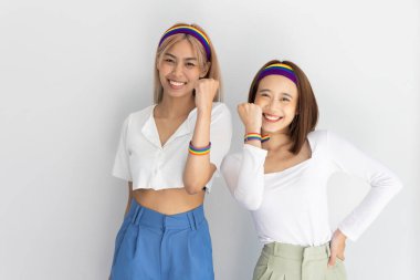 İkili olmayan ikili LGBT çifti birlikte güçlü kalıyorlar, aynı cinsiyet evliliğinde çeşitlilik kavramı, ikili olmayan insanlar birlikte, LGBT farkındalığı, gurur ayı