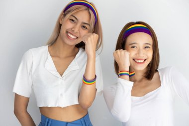 İkili olmayan ikili LGBT çifti birlikte güçlü kalıyorlar, aynı cinsiyet evliliğinde çeşitlilik kavramı, ikili olmayan insanlar birlikte, LGBT farkındalığı, gurur ayı