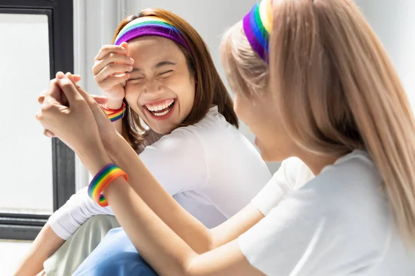 快乐的女同性恋 男同性恋 双性恋和变性者夫妇在一起欢笑 同性婚姻多样性的概念 非二元人群在一起 男女同性恋 双性恋和变性者的意识 骄傲的月份 — 图库照片