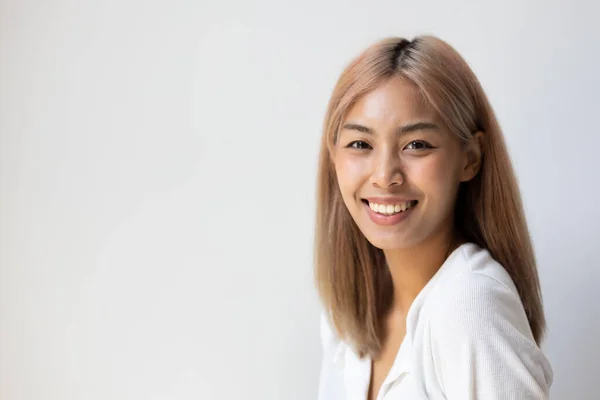 Glad Leende Självsäker Sydostasiatisk Ung Vuxen Kvinna Med Färgat Hår Stockbild