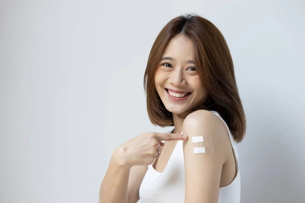 Mujer Joven Recibiendo Una Inyección Refuerzo Vacuna — Foto de Stock