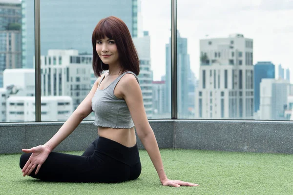 Kvinna Som Övar Yoga Kärnkropp Som Vrider Posen Urban Miljö — Stockfoto