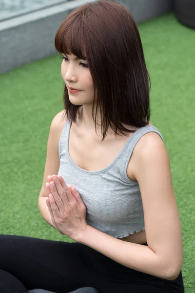 Kvinna Utövar Yoga Meditation Urban Lugn Miljö — Stockfoto