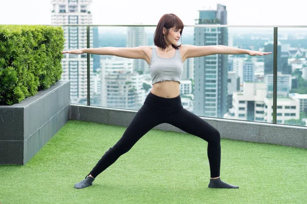 Fitness Kvinna Som Tränar Tränar Med Yoga Krigare Pose Eller — Stockfoto