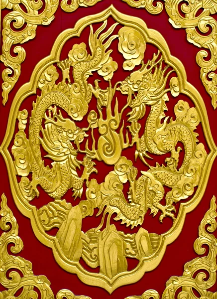 Dragon d'or sur fond rouge — Photo