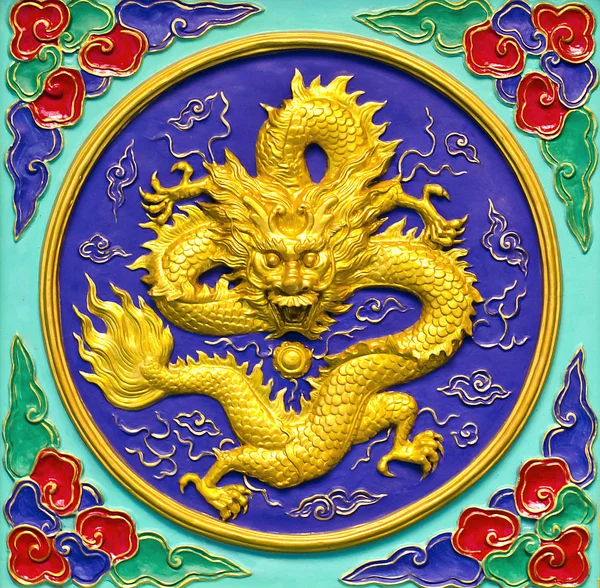 Dragon gouden standbeeld geïsoleerd — Stockfoto
