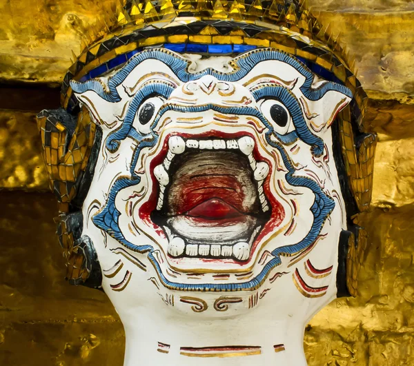 Gezicht hoedster standbeeld bij de tempel — Stockfoto