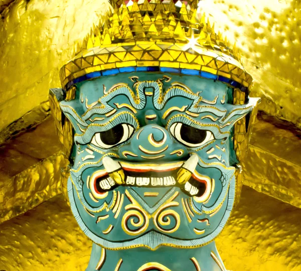 Estatua del guardián de la cara en el templo —  Fotos de Stock