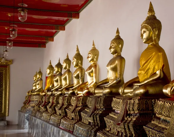 Fila de budas estatua en Tailandia — Foto de Stock