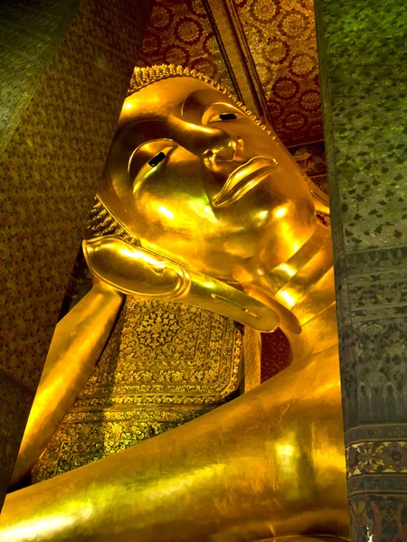 Liggende Boeddha beeld bij wat pho tempel, thailand — Stockfoto