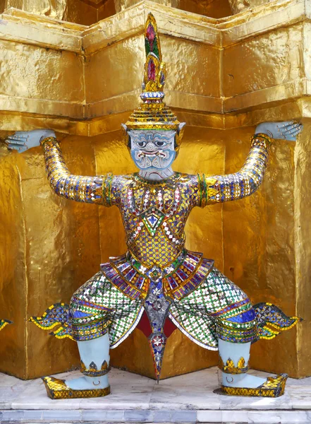 Gigante en Wat Phra Kaeo, El Palacio Real - Bangkok Tailandia — Foto de Stock