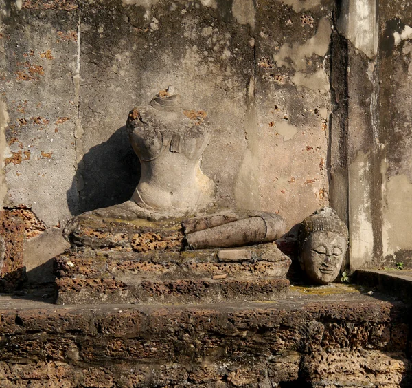 Boeddha hoofd is gebroken historisch park, thailand — Stockfoto