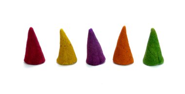 Beyaz arka plan üzerinde izole renkli tütsü yukarıya kapatmak