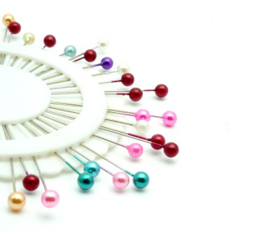 Beyaz bir arka plan üzerinde izole renkli iğne