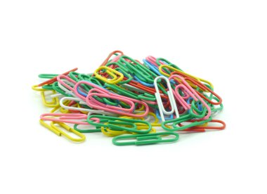 Kağıt ataçları beyaz arkaplanda izole edildi.