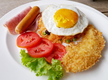 kızarmış pilav, ateş yumurta ve jambon