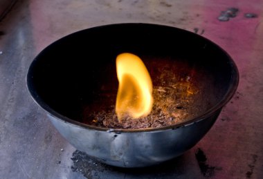 Kutsal ateş, bir Budist tapınağında Hindistan cevizi yağı lambalar