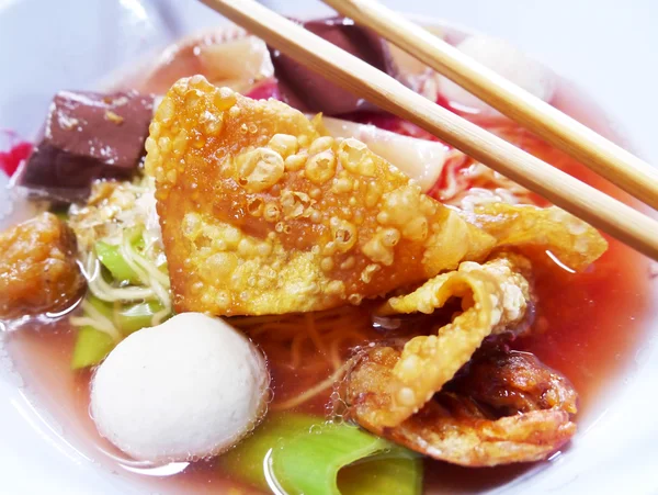 Owoce morza yong tau foo ryż makaron z fishball — Zdjęcie stockowe