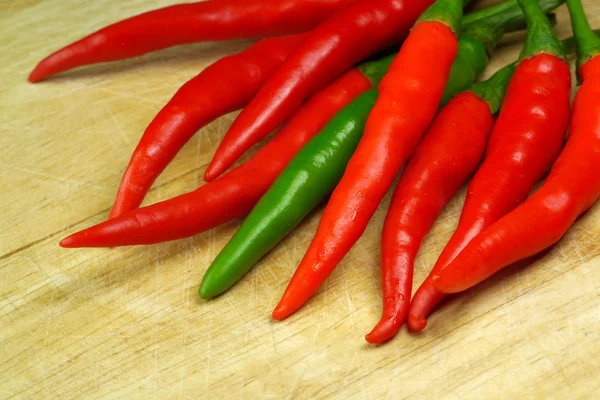 Peper op een houten vloer — Stockfoto