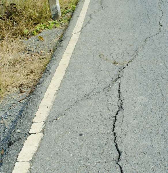 Broken asphalt. Side along the asphalt road collapsed because of erosion. — Stock Photo, Image