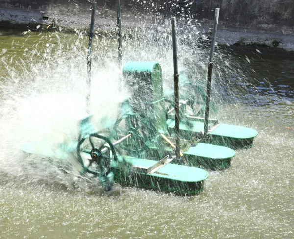Chaipattana aireador de superficie de baja velocidad es molino de agua para hacer el buen ambiente —  Fotos de Stock