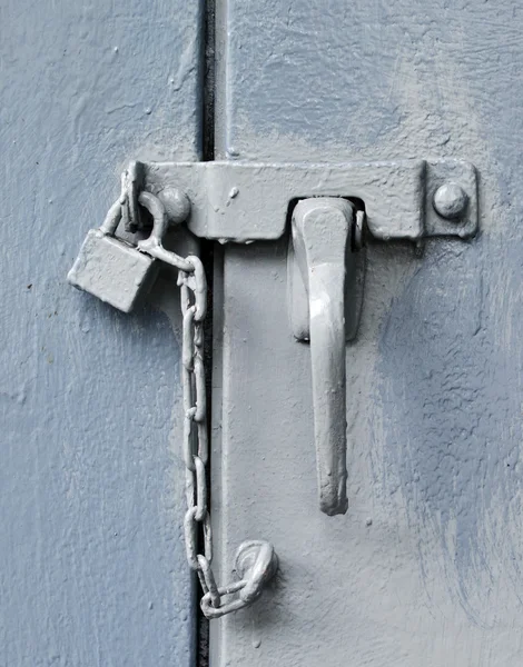 Visací zámek na modré dveře — Stock fotografie
