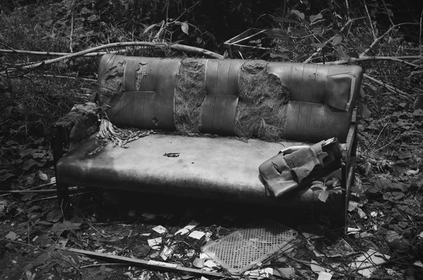 Old broken sofa. — Stock Photo, Image