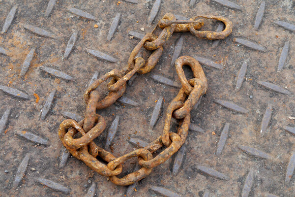 Крупный план ржавых железных цепей
