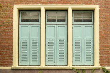 eski bir duvar içinde mavi panjurlar