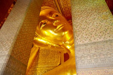 Buda altın heykelini yüzüne uzanmış. WAT pho, bangkok, Tayland