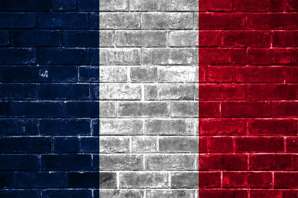 Una imagen de la bandera de Francia pintada en una pared de ladrillo en una ubicación urbana —  Fotos de Stock
