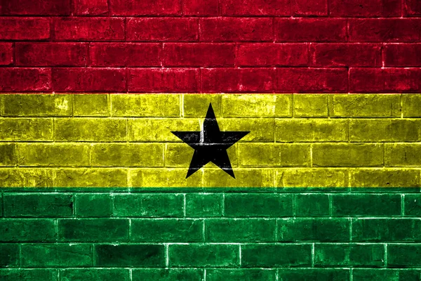 Un'immagine della bandiera del Ghana dipinta su un muro di mattoni in una posizione urbana — Foto Stock