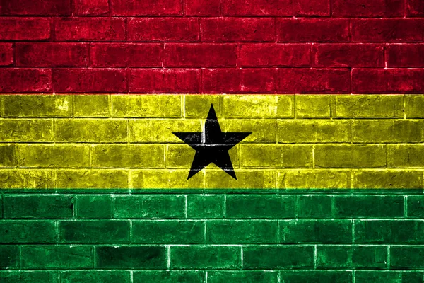 Een afbeelding van de vlag van ghana geschilderd op een muur in een stedelijke locatie — Stockfoto