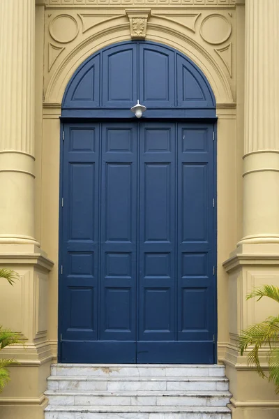 Blue entrance door in front of residential house — Stock Photo, Image