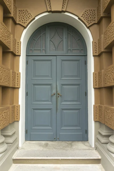 Blue entrance door in front of residential house — Stock Photo, Image