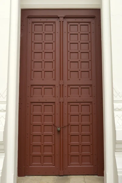 Red entrance door in front of residential house — Stock Photo, Image