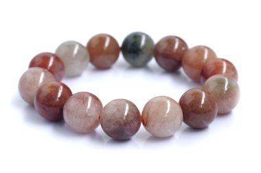carnelian kolye üzerinde beyaz izole