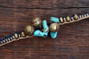 bir tahta üzerinde turkuaz boncuk