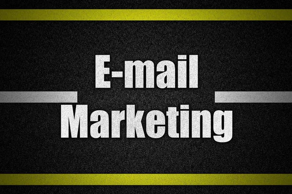 Superficie vial con texto E-mail Marketing — Foto de Stock