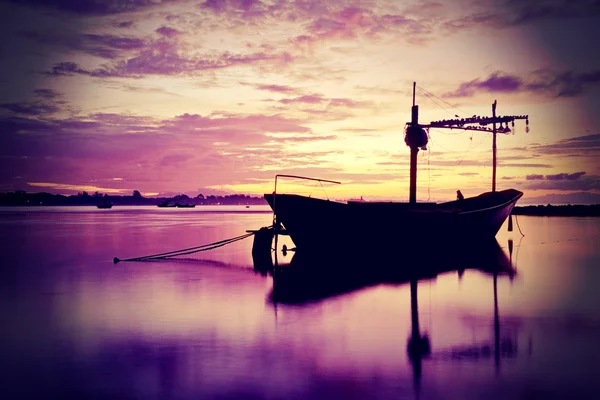 Viejo barco en el mar — Foto de Stock