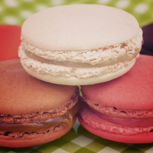 Macarons francesi dolci e colorati stile retrò-vintage — Foto Stock