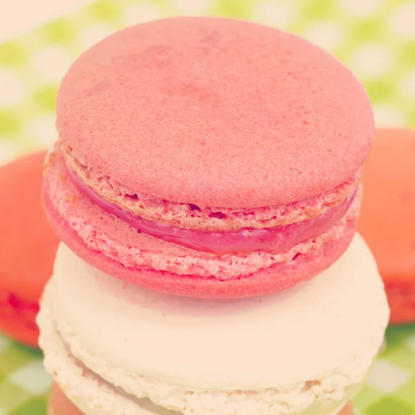 Süße und farbenfrohe französische Macarons im Retro-Vintage-Stil — Stockfoto