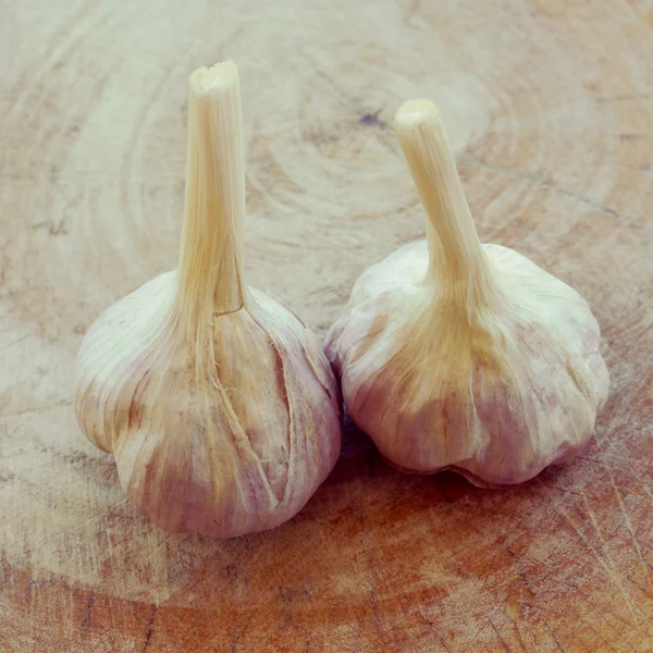 Garlic on wood retro-vintage style — Stock Photo, Image