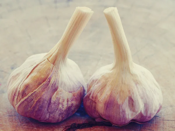 Garlic on wood retro-vintage style — Stock Photo, Image