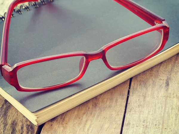แว่นตาและหนังสือสไตล์ย้อนยุควินเทจ — ภาพถ่ายสต็อก
