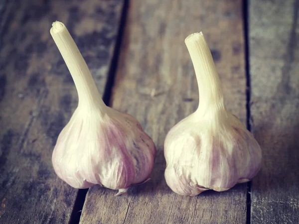 Garlic on wood retro-vintage style — Stock Photo, Image