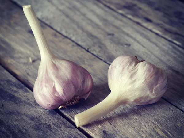 Garlic on wood retro-vintage style — Stock Photo, Image