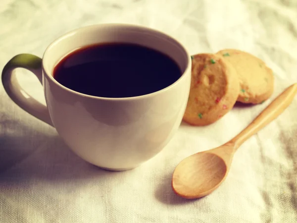 一杯のコーヒーとクッキーの古いレトロなビンテージ スタイルの — ストック写真