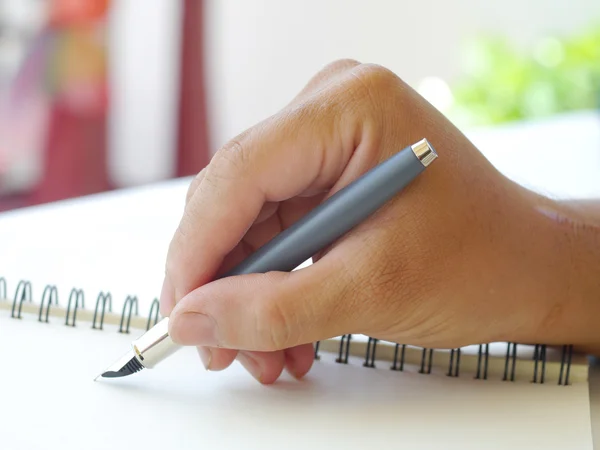 Primo piano della mano umana con penna — Foto Stock