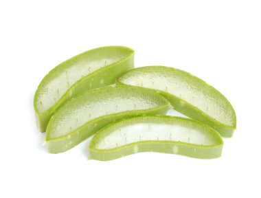 taze aloe vera yaprağı üzerinde beyaz izole